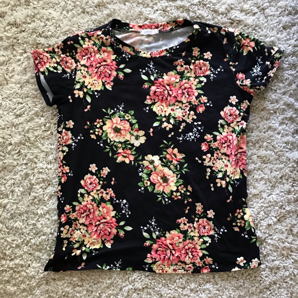 LuLus shortsleeved top. Floral colors